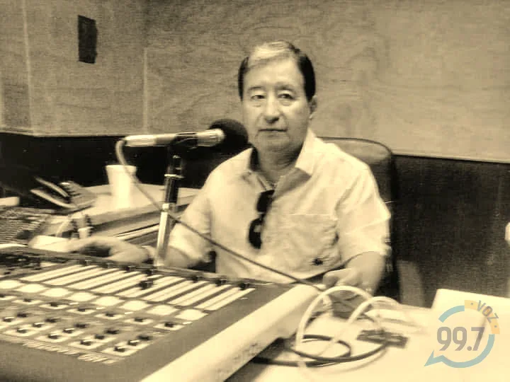 Locutor en la cabina de transmisión