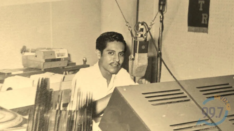 Locutor al micrófono en los primeros años de XETR, hoy Voz 99.7